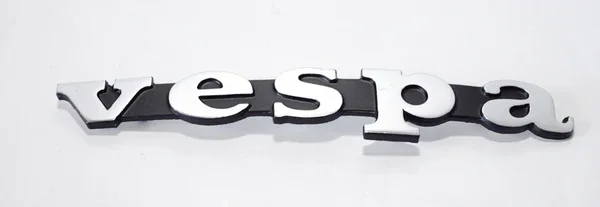 5750 - TARGHETTA "VESPA" PER SCUDO ANTERIORE VESPA INTERASSE TRA PIOLI 80MM Di Tendenza