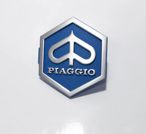 5785 - SCUDETTO "PIAGGIO" AD INCASTRO PER VESPA Offerta Limitata